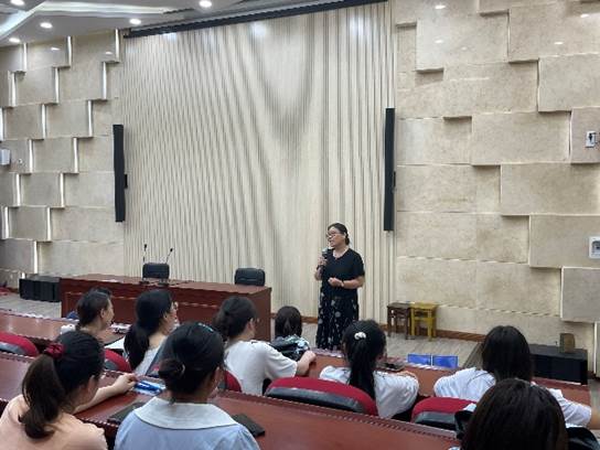 一群人在开会描述已自动生成