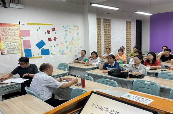 人们在看台上的人在桌子前低可信度描述已自动生成