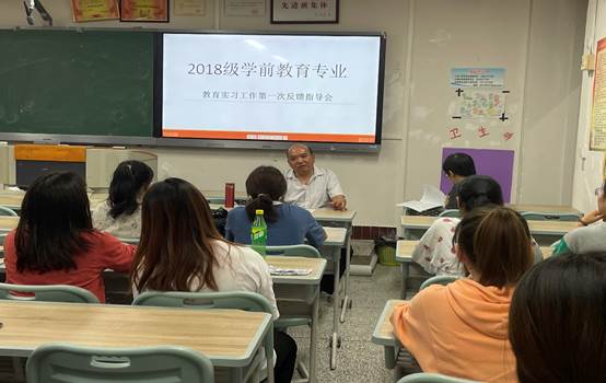 一群人在餐厅里坐着人中度可信度描述已自动生成